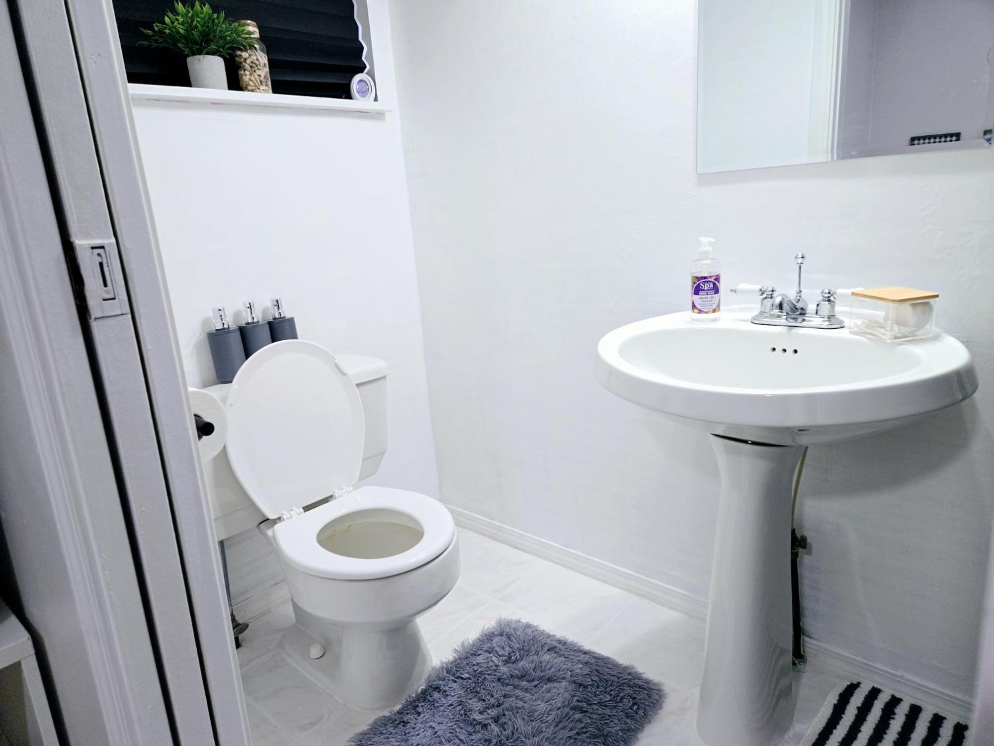 Charming Room With Attached Private Bath In The Heart Of Vancouver! Private Parking, Self Check-In & Just 4 Mins To Metrotown! Zewnętrze zdjęcie