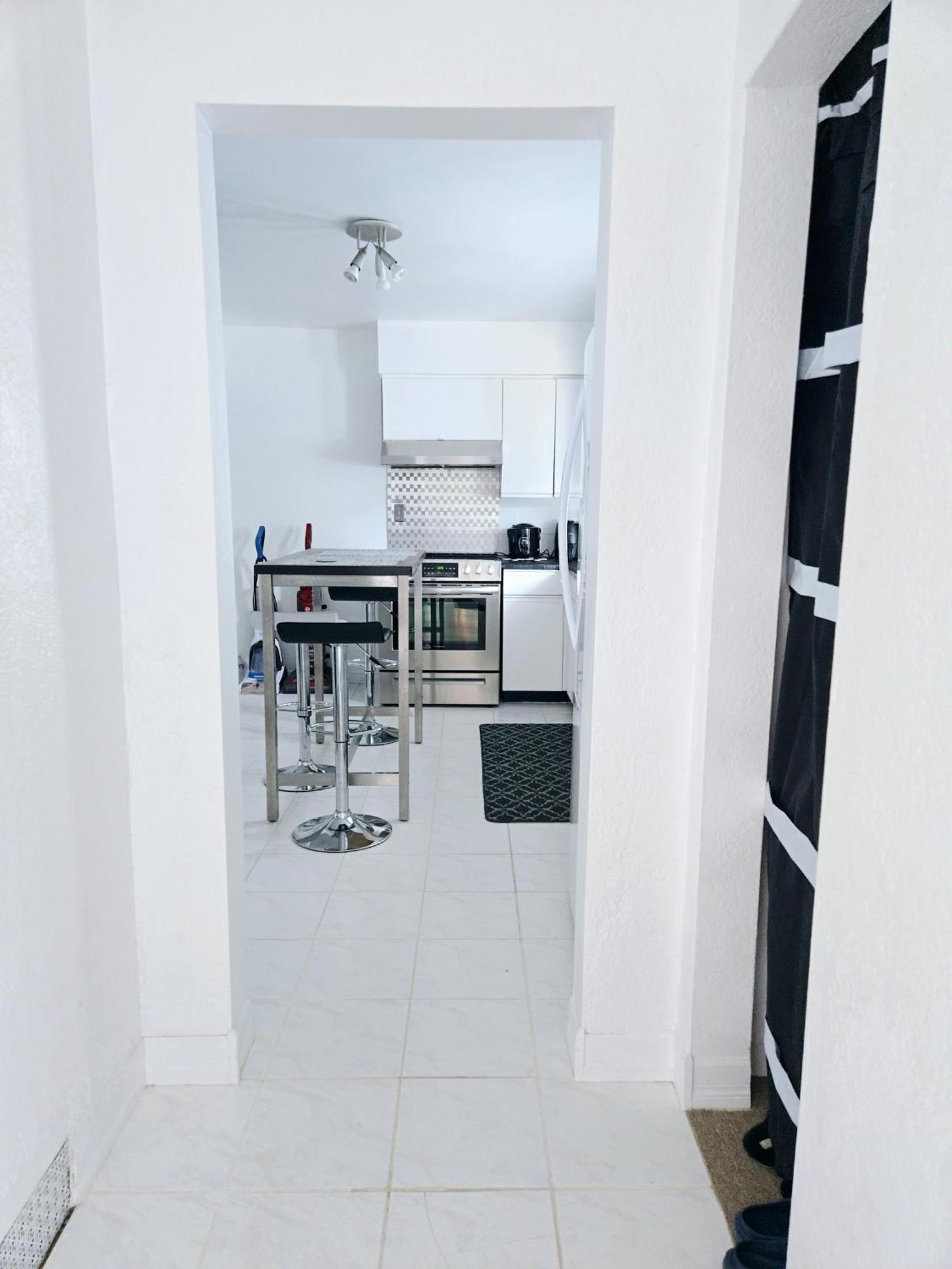 Charming Room With Attached Private Bath In The Heart Of Vancouver! Private Parking, Self Check-In & Just 4 Mins To Metrotown! Zewnętrze zdjęcie