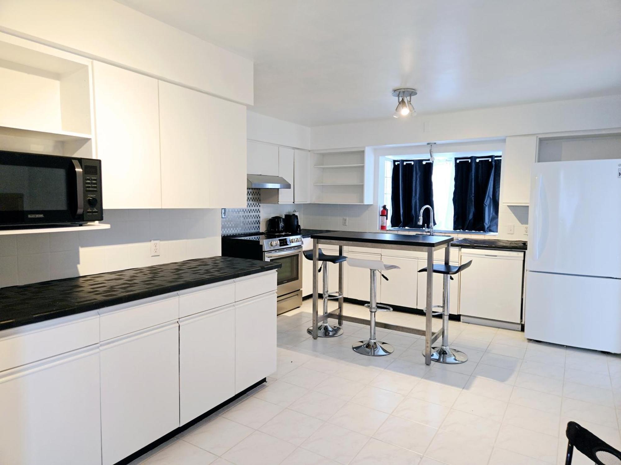 Charming Room With Attached Private Bath In The Heart Of Vancouver! Private Parking, Self Check-In & Just 4 Mins To Metrotown! Zewnętrze zdjęcie